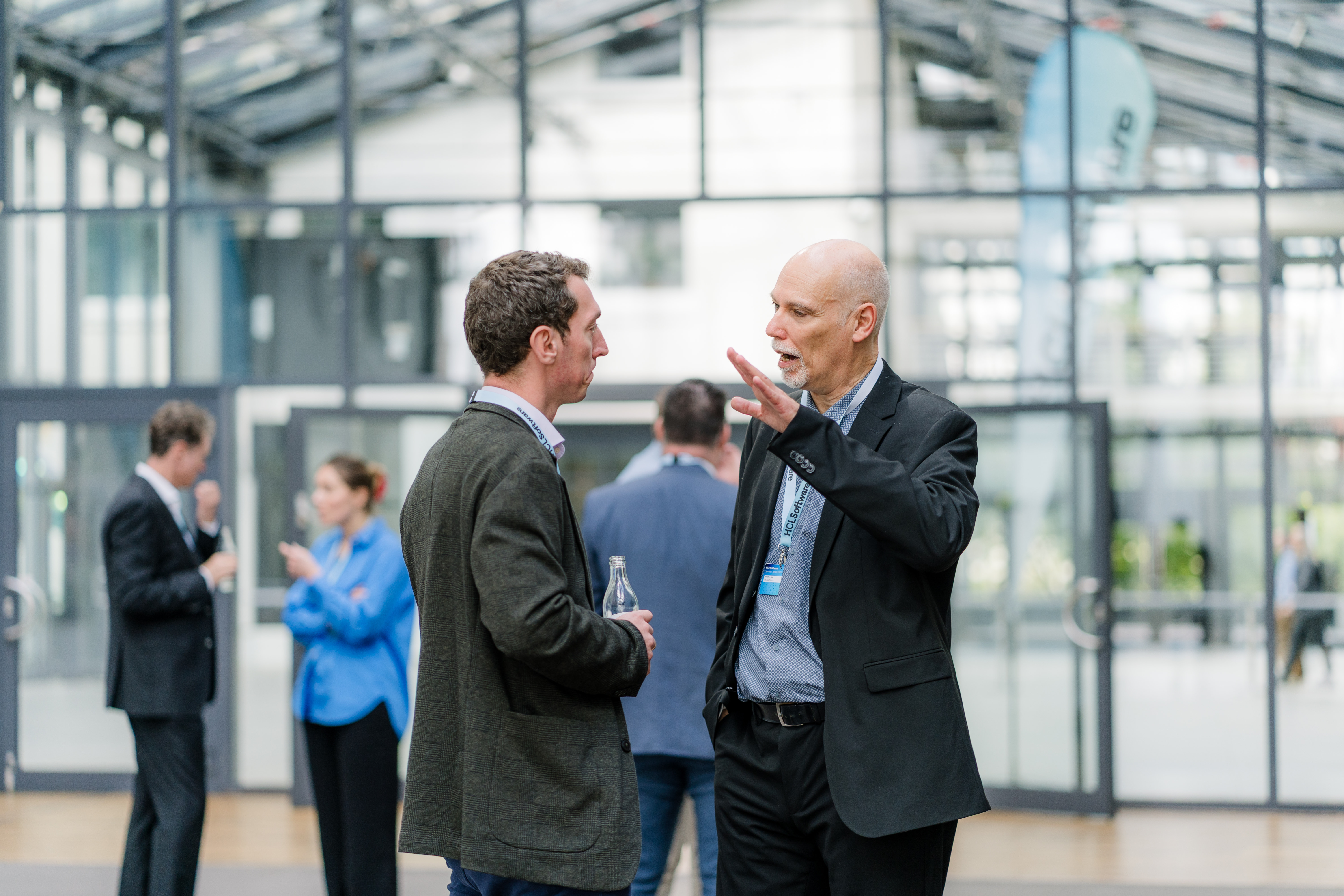 Teilnehmende im Austausch beim HCLSoftware Summit Berlin 2026