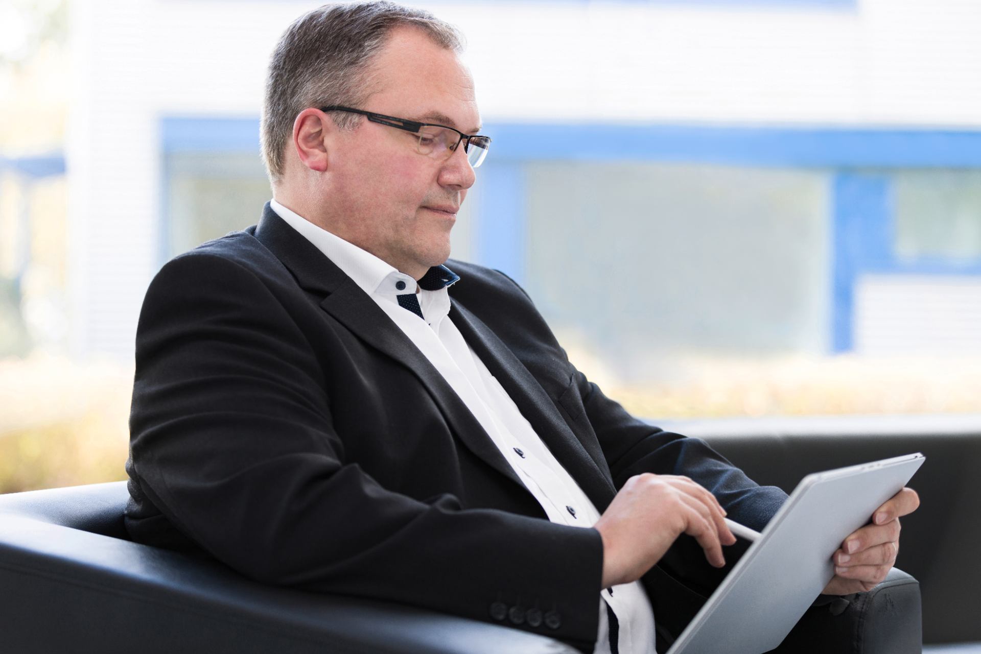 Mann arbeitet am Tablet